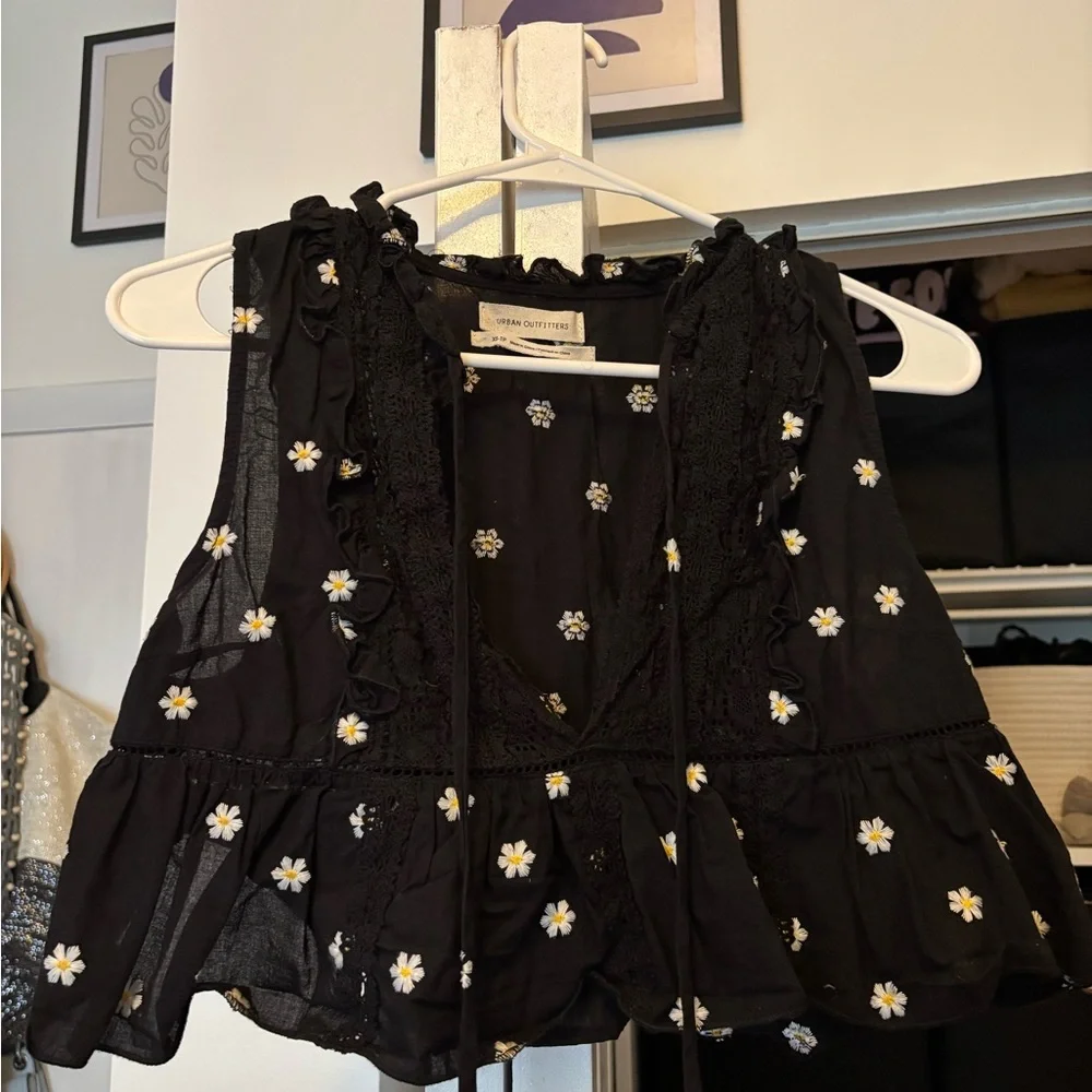 Black Floral Sleeveless Top - Picture 2 of 4